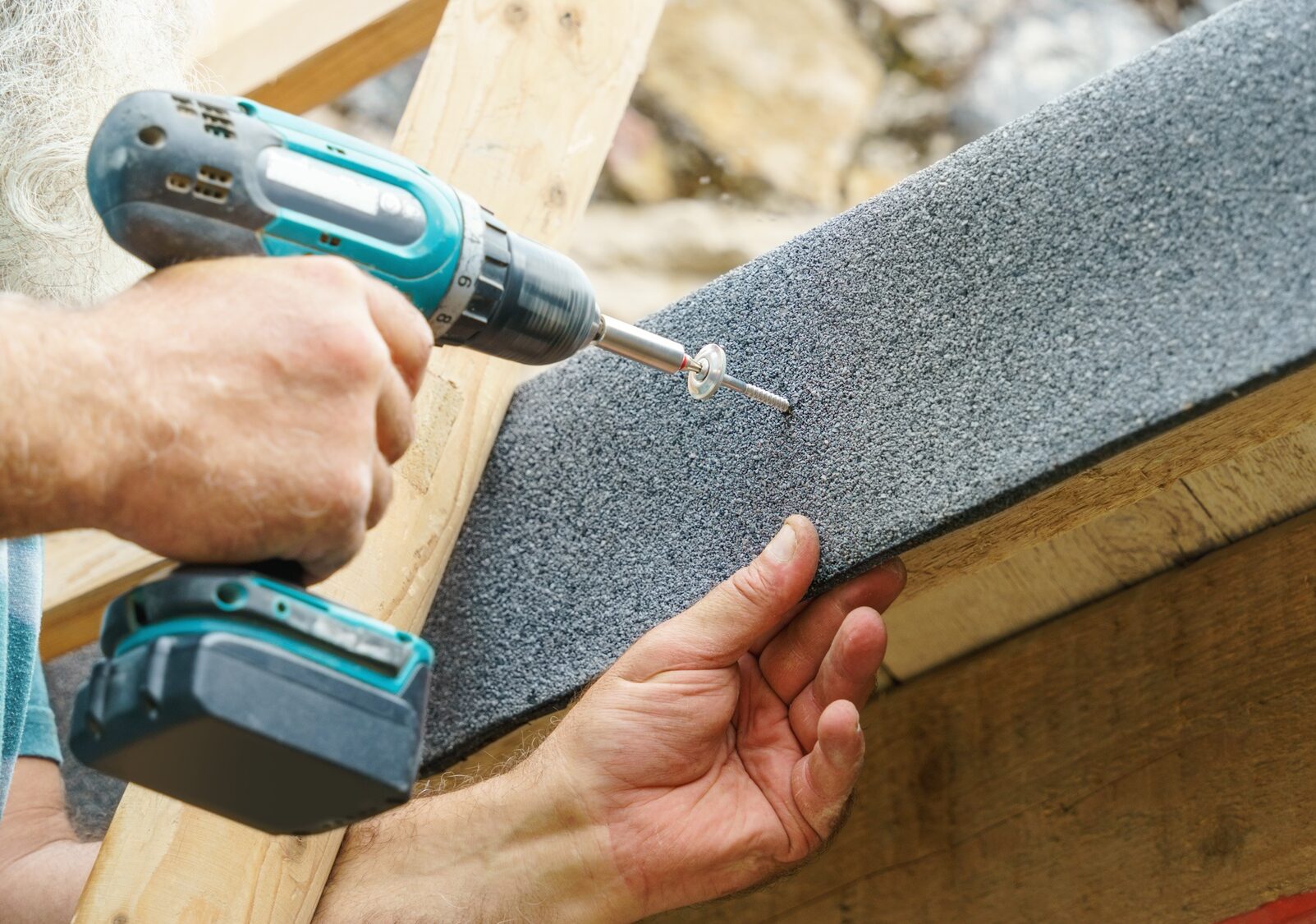 Screw on the roofing felt